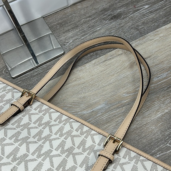 NWT Michael kors vanilla jet set tote - Picture 6 of 7